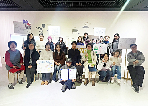 금나래갤러리 기획전 ‘지구의 다른 거주자들’ 연계 프로그램에 참여한 관객들의 모습