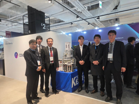 ‘SEMICON Korea 2026’ 아센디아 부스에서 아센디아, Tokyo KEIKI 및 한국도키멕 관계자들이 기념 촬영을 하고 있다