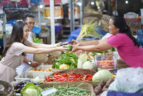 전통시장투어를 통해 현지 사람들과 교류하고 식재료를 직접 고르고, 셰프와 함께 발리 힌두교의 가르침에 기반한 전통 요리를 완성하는 과정으로 구성됐다