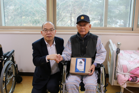 한국보훈복지의료공단 윤종진 이사장(왼쪽)이 설 명절을 앞두고 남양주보훈요양원을 방문해 국가유공자를 위문하고 있다
