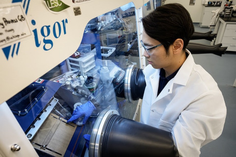 LG에너지솔루션에서 운영하는 FRL에서 연구원이 전고체 배터리를 연구하고 있다