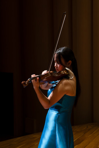 건국대 음악영재교육원 장학생이 세종문화회관 체임버홀에서 열린 ‘2025 서울시 음악영재콘서트’에서 바이올린을 연주하고 있다