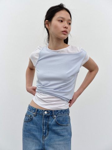 서스테이너블 라이프웨어 브랜드 나우(nau)가 가볍고 편안한 레이어드룩을 테마로 한 2026년 봄 컬렉션 2차 라인업을 공개했다. 사진은 ‘모달 반팔 티셔츠’ 및 ‘모달 보트넥 슬