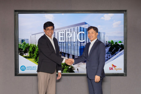 프라부 라자 어플라이드 머티어리얼즈 반도체 제품 그룹 사장(왼쪽)과 곽노정 SK하이닉스 대표이사 사장이 장기 협력 계약 체결을 기념해 촬영을 하고 있다