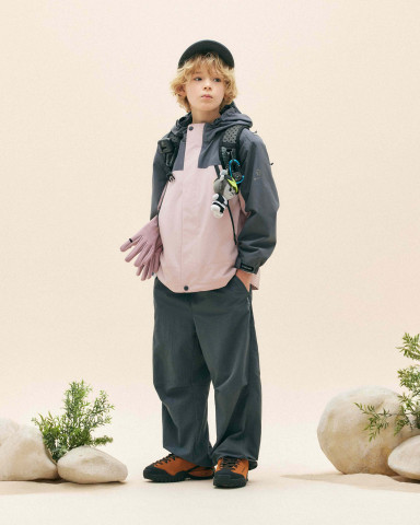 블랙야크 키즈가 2026 봄 신상 아우터 출시를 기념해 3월 25일까지 전국 매장 방문객을 대상으로 ‘봄 코디 챌린지’ 이벤트를 진행한다. 사진은 블랙야크 키즈 ‘에어락 블록 윈드