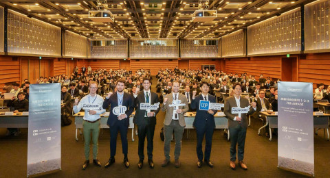 12일 서울 대한상공회의소 국제회의장에서 열린 ‘해울이해상풍력 1·2·3 기술 심포지엄’에서 코펜하겐 오프쇼어 파트너스(COP) 주요 임직원들이 기념촬영을 하고 있다