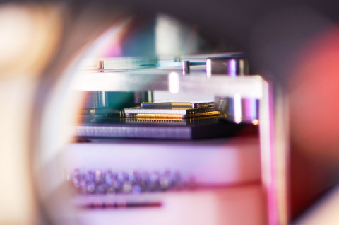 Ion trap, which uses electromagnetic fields to confine and control ions for use as quantum bits (qub