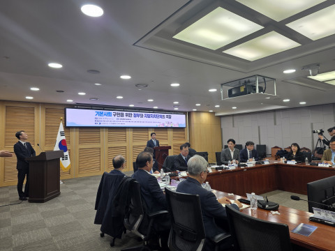 한국지방행정연구원 육동일 원장이 ‘기본사회 구현을 위한 정부와 지방자치단체의 역할’ 정책세미나에서 환영사를 하고 있다