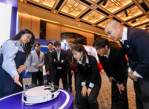 20일 그랜드 하얏트 서울 호텔에서 열린 주한미국상공회의소(AMCHAM, 암참) 연례행사에서 삼성전자 직원이 참석자들에게 2026년형 ‘비스포크 AI 스팀’의 특장점을 소개하고 있