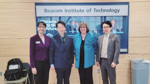 왼쪽부터 다코타주립대학교 메리 벨 비컴 컴퓨터·사이버과학대학 학장, 서울미디어대학원대학교 한희 총장, 다코타주립대학교 호세마리 그리피스 총장, 서울미디어대학원대학교 사이버보안 전공