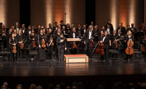 휴스턴 그랜드 오페라의 오케스트라 단원들. 오른쪽 첫번째가 첼리스트 성채은