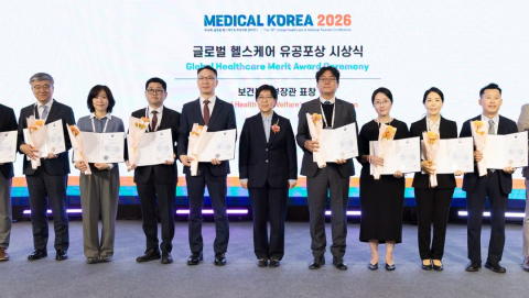 2026 메디컬코리아 글로벌 헬스케어 유공포상 수상자들이 3월 19일 서울 코엑스 아셈볼룸에서 열린 시상식에서 기념촬영을 하고 있다. VIP성형외과 이명주 원장(오른쪽 첫번째)이 