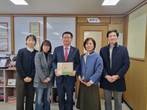 생협연합회 관계자들이 생협의 주무부처를 중소벤처기업부로 변경하는 생협법 개정안을 발의한 이헌승 의원과의 면담 후 기념사진을 촬영하고 있다