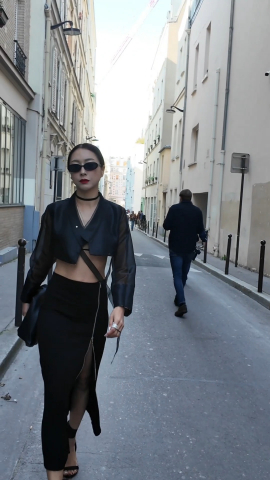 한복 저고리를 현대적으로 변형한 뮈글러 스타일 재해석 룩