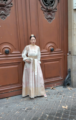 전통 한복의 조형미를 하이패션 감성으로 재해석한 지암바티스타 발리 스타일링