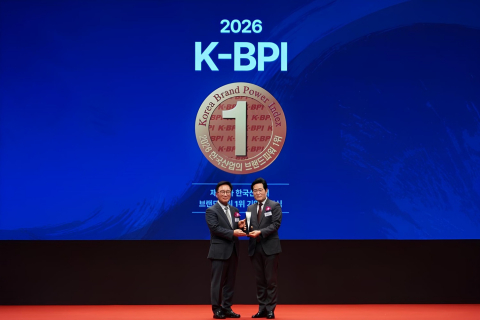 19일 서울 중구 신라호텔에서 열린 2026 한국산업의 브랜드파워(K-BPI) 인증식에서 홍명식 이브자리 부사장(오른쪽)이 한국능률협회컨설팅 한수희 대표이사 사장(왼쪽)으로부터 홈