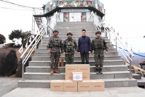 씨엠에스랩 김준성 상무(오른쪽에서 두 번째)가 자사 브랜드 셀퓨전씨의 제품 3000만원 상당을 백골부대 혜산진여단에 기부하고 군 관계자들과 기념 촬영을 하고 있다(사진=씨엠에스랩)