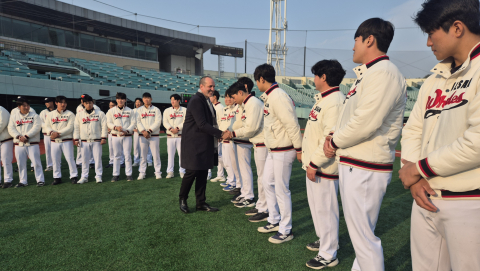 올리비에 벨리옹 STLC 대표이사와 울산웨일즈 선수단