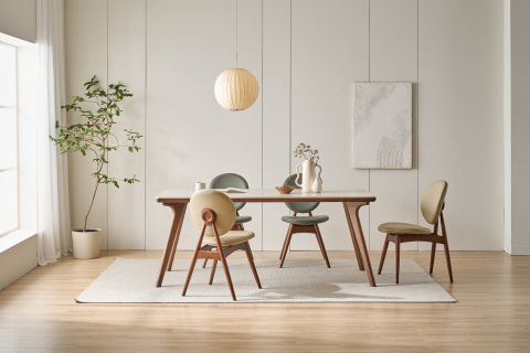 본톤이 2026년 새롭게 선보이는 CDT-1200 이탈리아 세라믹 식탁 세트는 미니멀한 조형미가 돋보이는 신제품이다. 이탈리아 LAMINAM의 12mm 포세린 세라믹 상판을 적용해