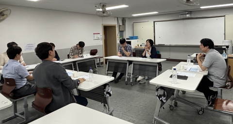 이경재 교사(오른쪽에서 첫 번째)가 문산동중학교에서 학교 관리자, 부장교사, 사업단(고우넷) 관계자와 함께 디지털 교육과정 구축을 위한 심층 면담을 진행하고 있다. 참여자들은 학교