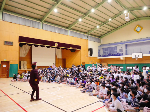 아이들이 실내 체육관에서 서커스 드라마와 공연을 관람하고 있다
