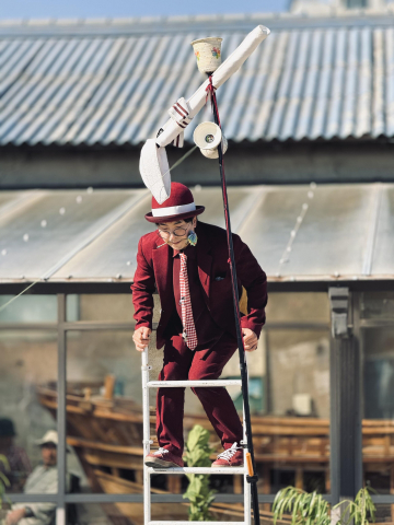 서커스 아티스트 함서율이 사다리를 타며 꽃을 심고 있다