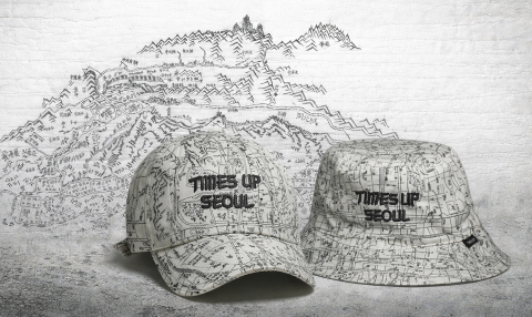 타임슬립(Time’s Lip)이 선보인 ‘Old Seoul Map’ 볼캡과 버킷햇. 서울의 옛 지도를 그래픽 패턴으로 적용해 브랜드의 빈티지 콘셉트를 표현했다