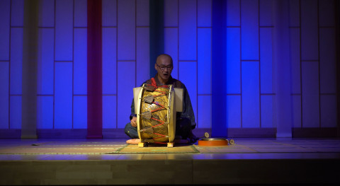 아이돌 콘서트를 방불케 하는 열기. 무당 자영법사는 대중의 액운을 막는막고 축원을 기원하는 기도인 ‘축원문’ 을 선보이고 있다