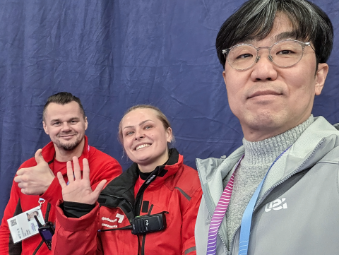SRC재활병원 김은국 병원장(오른쪽)이 국제 스피드스케이팅 대회 현장에서 관계자들과 기념 촬영을 하고 있다