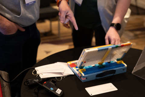 발표 후 청중이 ‘슬라이닷’을 직접 체험하는 모습