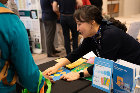 ‘CSUN ATC 2026’ 부스에서 방문객에게 솔루션에 대해 설명하는 모습