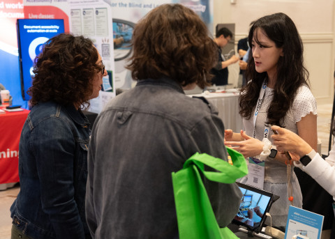 ‘CSUN ATC 2026’ 부스에서 방문객에게 솔루션에 대해 설명하는 모습