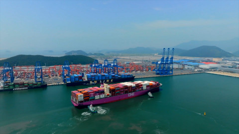 경남 창원시 진해구 부산신항 동원글로벌터미널부산(DGT)에 접안 중인 ONE 컨테이너선과 터미널 전경