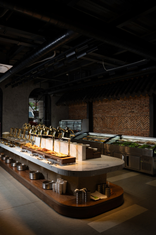 60가지 신선한 재료들로 구성된 셀프바