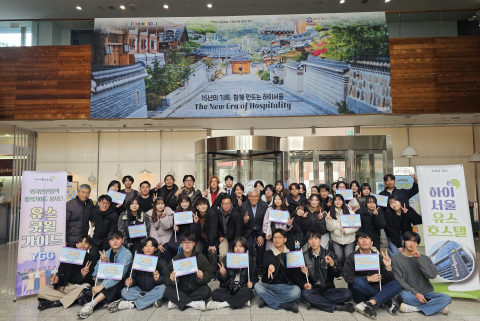 한·일 청소년들이 1차 OPEN 문화교류 프로그램을 앞두고 하이서울유스호스텔에서 기념사진을 촬영하고 있다