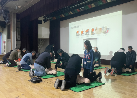 금천구민문화체육센터는 센터 직원과 이용고객을 대상으로 응급처치 및 CPR 실습교육을 실시했다(사진=금천구시설관리공단)