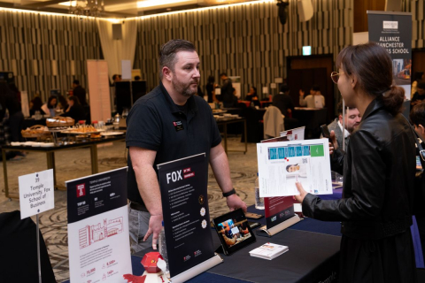 QS 박람회에서 행사 참가자가 학교 담당자와 대화를 나누고 있다