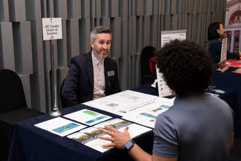QS 박람회에서 행사 참가자가 학교 담당자와 대화를 나누고 있다