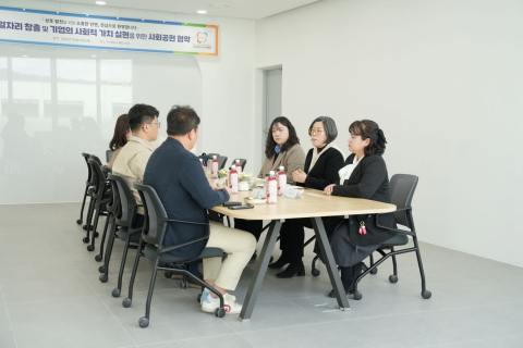 대구북구시니어클럽과 채정 관계자들이 사회공헌 협약 체결에 앞서 노인 일자리 창출 및 협력 방안을 논의하고 있다