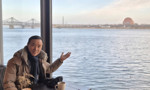 압록강 하구 단둥의 카페에서 건너편 신의주를 바라보는 저자 박원호