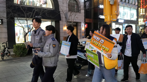 강남구중독관리통합지원센터와 서울강남경찰서 여성청소년과, 사단법인 답콕(DAPCOC)이 강남구 압구정로데오역 일대에서 청년 마약 중독 예방 및 인식 개선 캠페인 ‘약한 건 너답지 않