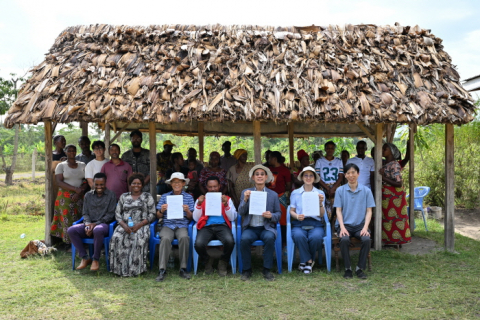 탄자니아 응그루도토 마을 대표들과 함께 전기 사용에 대한 MOU 협약식에 참석한 안성훈 서울대 기계공학부 교수(앞줄 오른쪽에서 세 번째), 이선영 한양대학교 교수(앞줄 오른쪽에서 