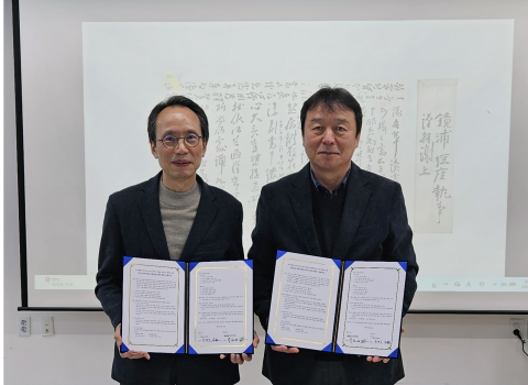 나라지식정보 손영호 대표(왼쪽)와 율곡국학진흥원 박원재 원장이 ‘지능형 초서 판독 AI 모델 구축’을 위한 업무협약 체결 후 기념사진을 촬영하고 있다