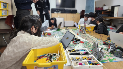 학생들이 사단법인 상상이 지원하는 FIRST 프로그램을 활용해 STEAM/AI 교육을 받고 있다(제공=사단법인 상상)