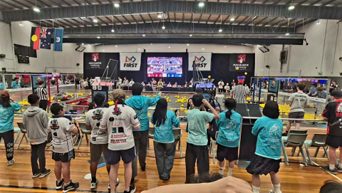 플레이오프 무대에서 로봇을 조종하며 집중하고 있는 ‘TURTLESS’ 팀 학생들(사진=사단법인 상상)