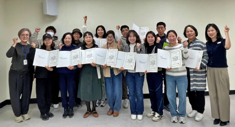 호매실장애인종합복지관 ‘시민옹호인 양성 교육 및 위촉식’에서 참여자들이 위촉증을 들고 기념촬영을 하고 있다