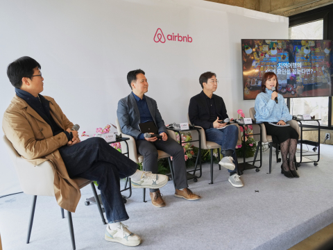 에어비앤비 ‘대한민국 방방곡곡: 지역에 머물게 하는 공간·콘텐츠·사람’ 비전포럼에 참석한 패널 4인. 왼쪽부터 정성갑 갤러리 클립 대표, 양경수 한국관광공사 국민관광본부장, 유현준