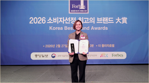 김은희 월스트리트 잉글리시 코리아 대표가 ‘2026 소비자 선정 최고의 브랜드 대상’ 글로벌 영어회화 부문 대상을 수상한 뒤 기념 촬영을 하고 있다