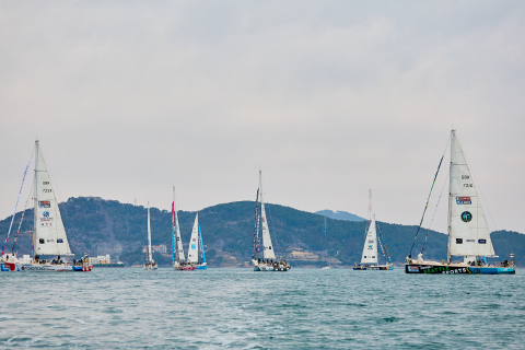 22일 출항식과 함께 ‘퍼레이드 오브 세일(Parade of Sail)’이 진행되고 있다