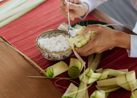 코코넛과 찹쌀을 이용한 ‘자제 반탈(Jaje Bantal)’ 만들기 체험